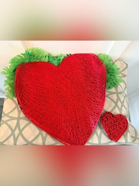 💫10/$25 • Woven Red Heart-Shapes Vinyl Placemats